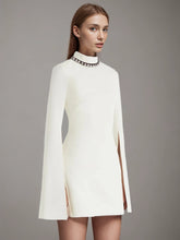 Robe mini à manches fendues avec collier et perles